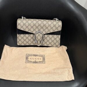 GG Supreme Shoulder Bag Medium